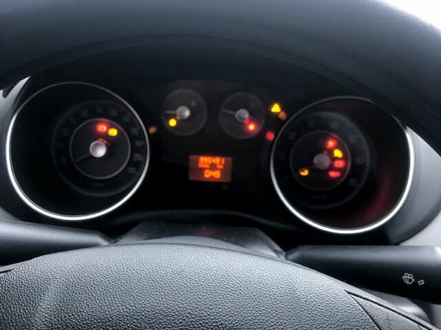 Белый Фиат Линеа, объемом двигателя 1.4 л и пробегом 39000 тыс. км за 4399 $, фото 12 на Automoto.ua