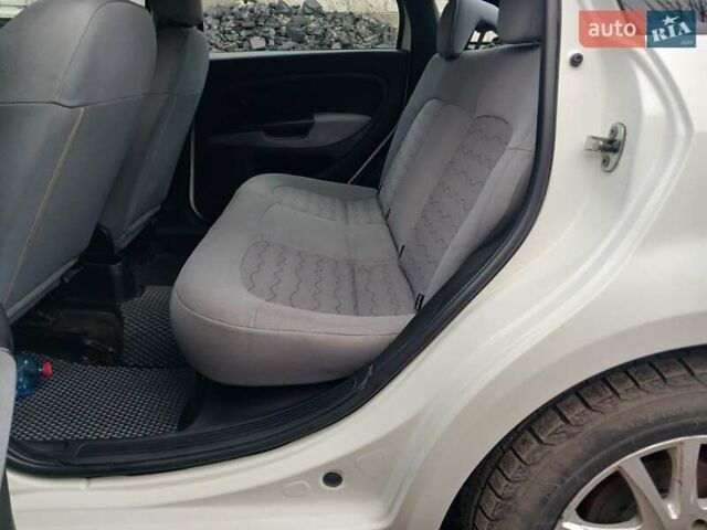 Белый Фиат Линеа, объемом двигателя 1.37 л и пробегом 240 тыс. км за 4900 $, фото 19 на Automoto.ua