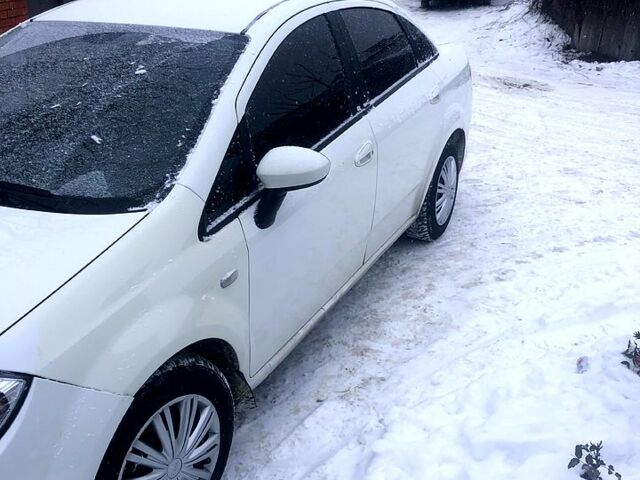 Белый Фиат Линеа, объемом двигателя 1.4 л и пробегом 39000 тыс. км за 4399 $, фото 3 на Automoto.ua