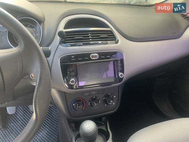 Белый Фиат Линеа, объемом двигателя 1.25 л и пробегом 216 тыс. км за 6700 $, фото 9 на Automoto.ua