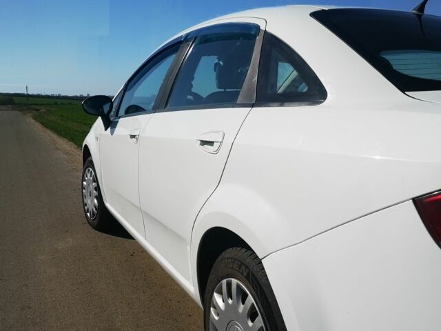 Белый Фиат Линеа, объемом двигателя 1.4 л и пробегом 158 тыс. км за 3900 $, фото 4 на Automoto.ua