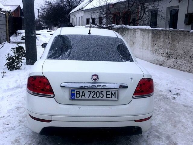 Белый Фиат Линеа, объемом двигателя 1.4 л и пробегом 39000 тыс. км за 4399 $, фото 4 на Automoto.ua