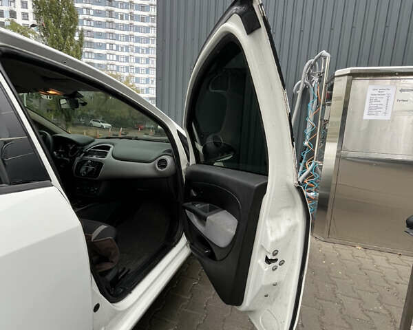 Білий Фіат Лінеа, об'ємом двигуна 1.37 л та пробігом 225 тис. км за 3900 $, фото 36 на Automoto.ua