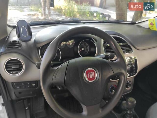 Белый Фиат Линеа, объемом двигателя 1.37 л и пробегом 132 тыс. км за 7100 $, фото 4 на Automoto.ua