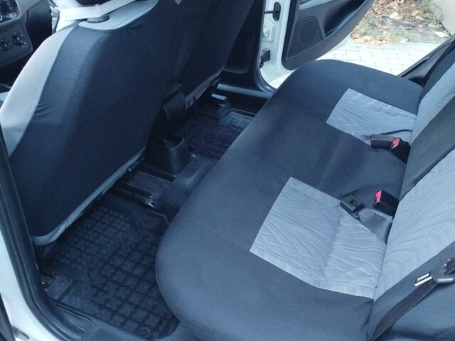 Белый Фиат Линеа, объемом двигателя 1.2 л и пробегом 178 тыс. км за 5300 $, фото 6 на Automoto.ua