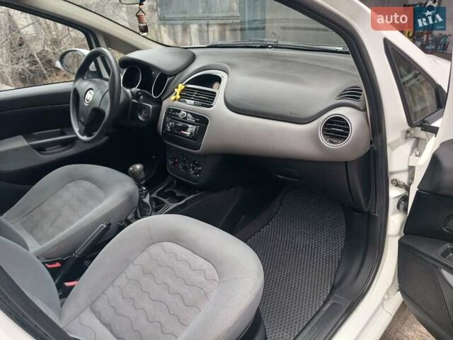 Белый Фиат Линеа, объемом двигателя 1.37 л и пробегом 240 тыс. км за 4900 $, фото 17 на Automoto.ua