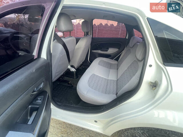 Белый Фиат Линеа, объемом двигателя 1.25 л и пробегом 216 тыс. км за 6700 $, фото 5 на Automoto.ua