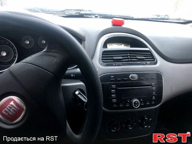 Белый Фиат Линеа, объемом двигателя 1.4 л и пробегом 39000 тыс. км за 4399 $, фото 9 на Automoto.ua