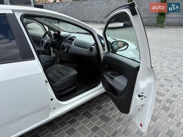 Фіат Лінеа 2013 у Кропивницькому (Кіровограді) на Automoto.ua Білий Фіат Лінеа, об'ємом двигуна 1.37 л та пробігом 282 тис. км за 5700 $, фото 16 на Automoto.ua