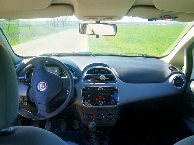 Белый Фиат Линеа, объемом двигателя 1.4 л и пробегом 158 тыс. км за 3900 $, фото 4 на Automoto.ua