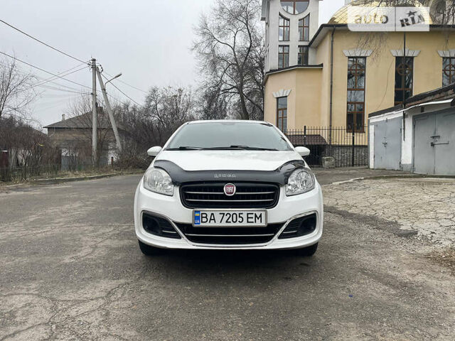 Белый Фиат Линеа, объемом двигателя 1.4 л и пробегом 370 тыс. км за 3900 $, фото 4 на Automoto.ua