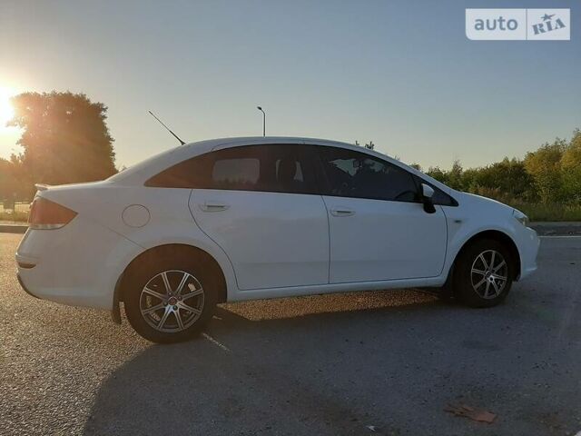 Белый Фиат Линеа, объемом двигателя 1.4 л и пробегом 72 тыс. км за 7300 $, фото 5 на Automoto.ua