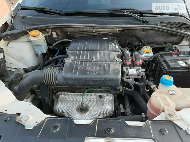 Белый Фиат Линеа, объемом двигателя 1.4 л и пробегом 72 тыс. км за 7300 $, фото 21 на Automoto.ua