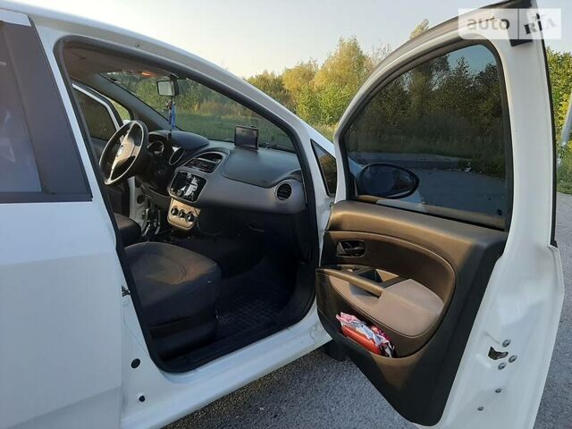 Белый Фиат Линеа, объемом двигателя 1.4 л и пробегом 72 тыс. км за 7300 $, фото 13 на Automoto.ua