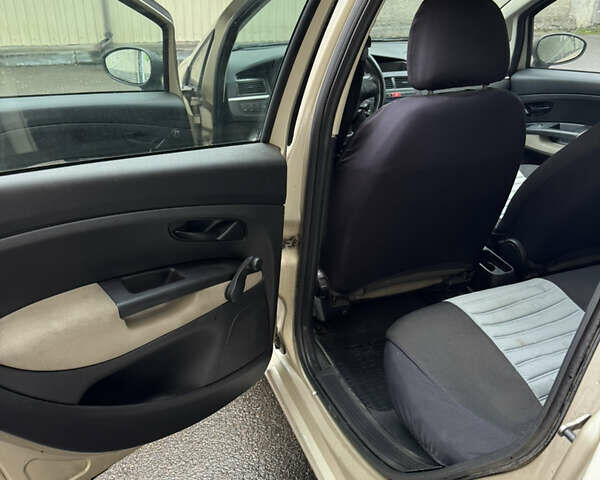 Бежевый Фиат Линеа, объемом двигателя 1.3 л и пробегом 196 тыс. км за 3100 $, фото 11 на Automoto.ua