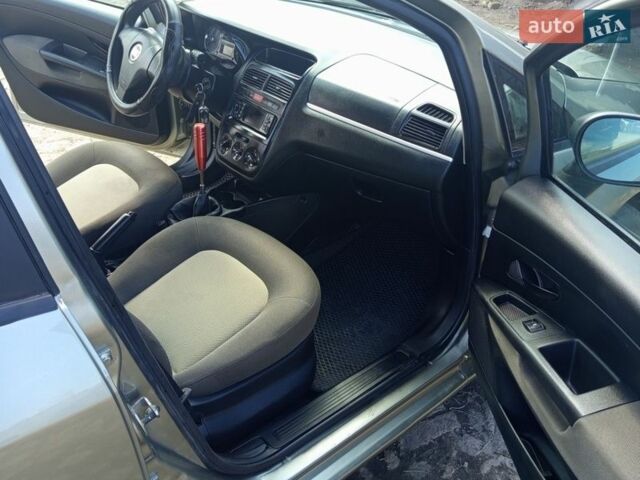 Бежевый Фиат Линеа, объемом двигателя 1.37 л и пробегом 230 тыс. км за 4000 $, фото 7 на Automoto.ua