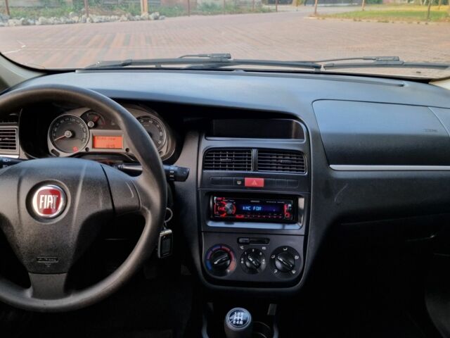 Бежевый Фиат Линеа, объемом двигателя 1.4 л и пробегом 256 тыс. км за 4650 $, фото 4 на Automoto.ua