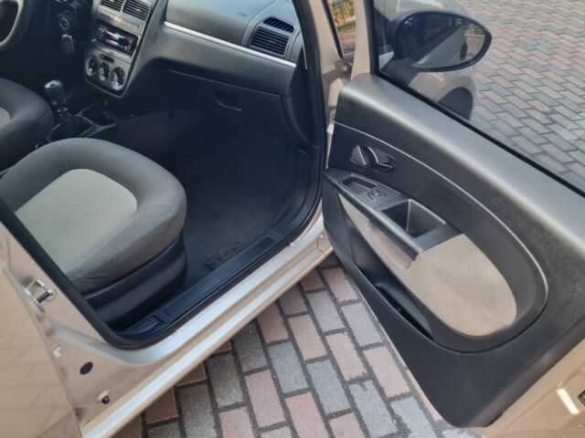 Бежевый Фиат Линеа, объемом двигателя 1.4 л и пробегом 256 тыс. км за 4650 $, фото 6 на Automoto.ua