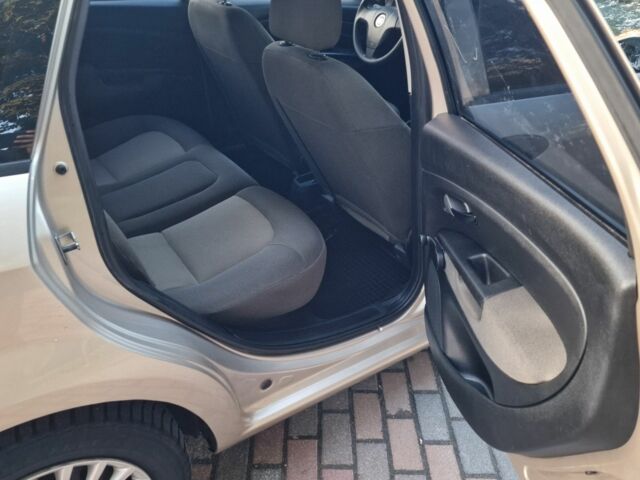 Бежевый Фиат Линеа, объемом двигателя 1.4 л и пробегом 256 тыс. км за 4650 $, фото 7 на Automoto.ua