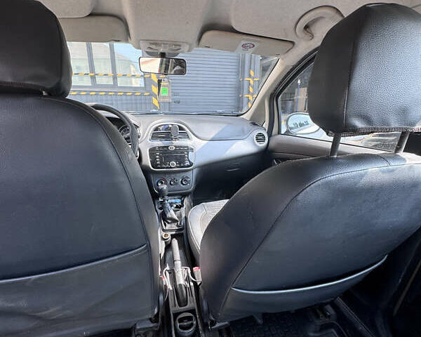 Бежевый Фиат Линеа, объемом двигателя 1.37 л и пробегом 180 тыс. км за 5000 $, фото 5 на Automoto.ua