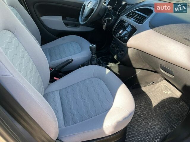 Бежевый Фиат Линеа, объемом двигателя 1.4 л и пробегом 115 тыс. км за 4599 $, фото 25 на Automoto.ua