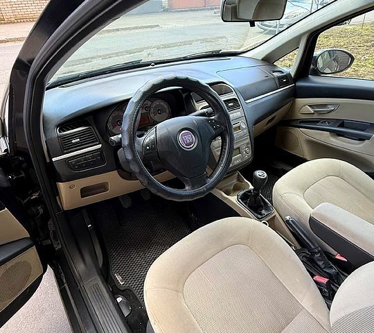Черный Фиат Линеа, объемом двигателя 1.2 л и пробегом 120 тыс. км за 3800 $, фото 5 на Automoto.ua