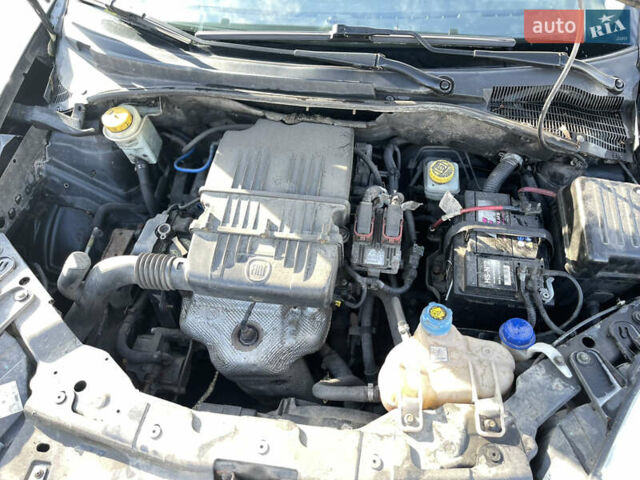 Фиат Линеа 2009 в Киеве на Automoto.ua Черный Фиат Линеа, объемом двигателя 1.4 л и пробегом 183 тыс. км за 4000 $, фото 18 на Automoto.ua