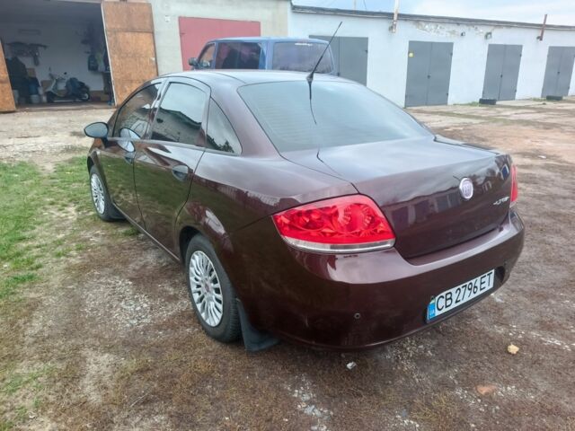 Красный Фиат Линеа, объемом двигателя 1.4 л и пробегом 161 тыс. км за 4300 $, фото 1 на Automoto.ua