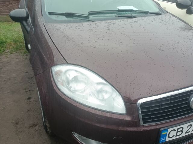 Красный Фиат Линеа, объемом двигателя 1.4 л и пробегом 161 тыс. км за 4300 $, фото 2 на Automoto.ua