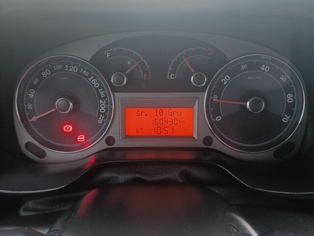 Красный Фиат Линеа, объемом двигателя 1.4 л и пробегом 161 тыс. км за 4300 $, фото 5 на Automoto.ua