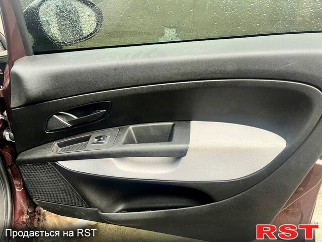 Красный Фиат Линеа, объемом двигателя 1.4 л и пробегом 133 тыс. км за 5000 $, фото 3 на Automoto.ua