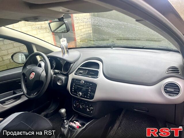 Красный Фиат Линеа, объемом двигателя 1.4 л и пробегом 133 тыс. км за 5000 $, фото 5 на Automoto.ua
