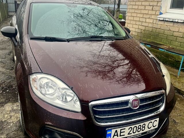 Красный Фиат Линеа, объемом двигателя 1.4 л и пробегом 133 тыс. км за 5000 $, фото 1 на Automoto.ua