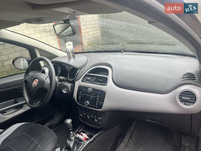 Красный Фиат Линеа, объемом двигателя 1.37 л и пробегом 133 тыс. км за 5000 $, фото 2 на Automoto.ua