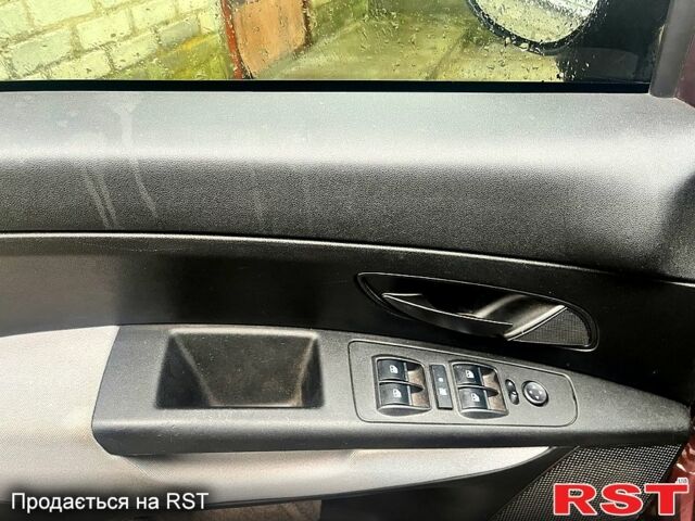 Красный Фиат Линеа, объемом двигателя 1.4 л и пробегом 133 тыс. км за 5000 $, фото 4 на Automoto.ua