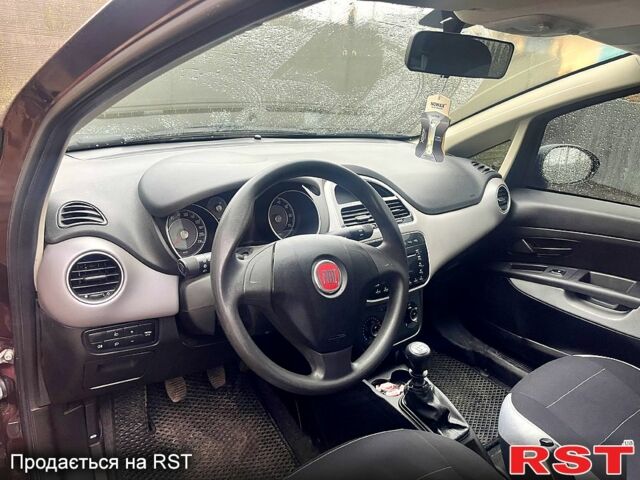 Красный Фиат Линеа, объемом двигателя 1.4 л и пробегом 133 тыс. км за 5000 $, фото 10 на Automoto.ua