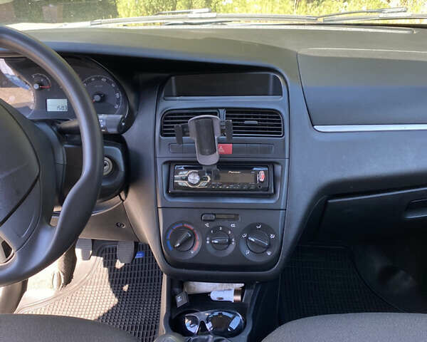 Фиат Линеа, объемом двигателя 1.37 л и пробегом 170 тыс. км за 4450 $, фото 6 на Automoto.ua