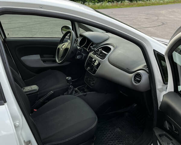 Фиат Линеа, объемом двигателя 1.37 л и пробегом 179 тыс. км за 4999 $, фото 12 на Automoto.ua