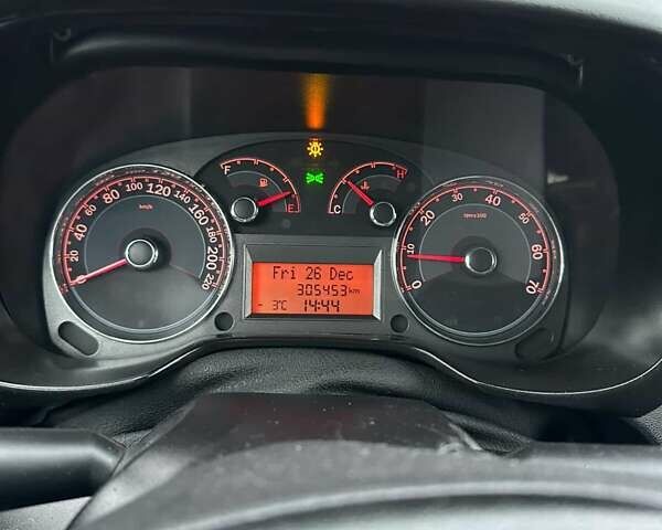 Серый Фиат Линеа, объемом двигателя 1.25 л и пробегом 305 тыс. км за 4800 $, фото 10 на Automoto.ua