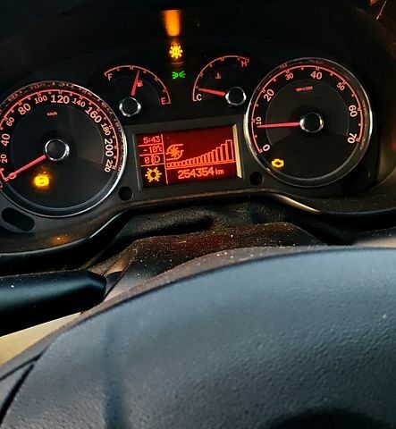 Серый Фиат Линеа, объемом двигателя 1.4 л и пробегом 25400 тыс. км за 4500 $, фото 4 на Automoto.ua