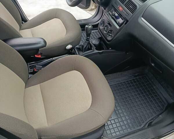 Серый Фиат Линеа, объемом двигателя 1.37 л и пробегом 33 тыс. км за 6250 $, фото 5 на Automoto.ua