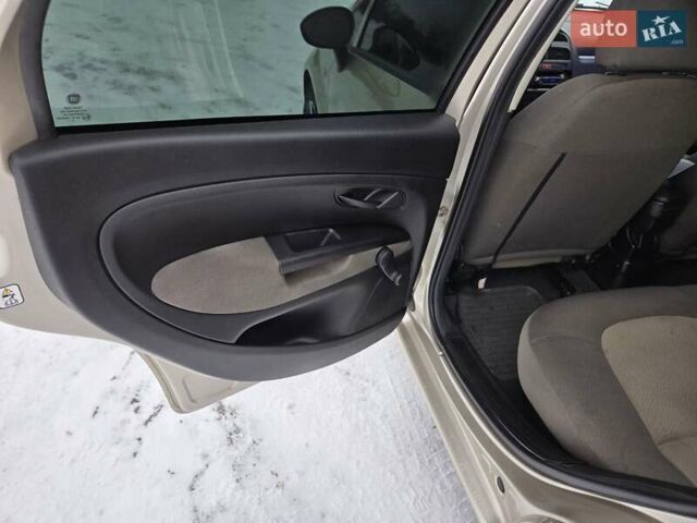 Серый Фиат Линеа, объемом двигателя 1.4 л и пробегом 33 тыс. км за 5900 $, фото 12 на Automoto.ua