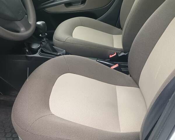 Серый Фиат Линеа, объемом двигателя 1.37 л и пробегом 45 тыс. км за 6600 $, фото 12 на Automoto.ua