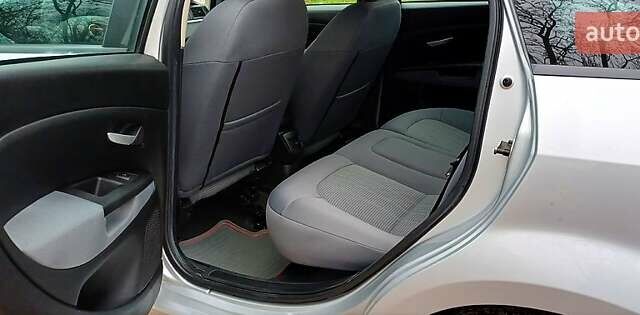 Серый Фиат Линеа, объемом двигателя 1.3 л и пробегом 53 тыс. км за 7700 $, фото 4 на Automoto.ua