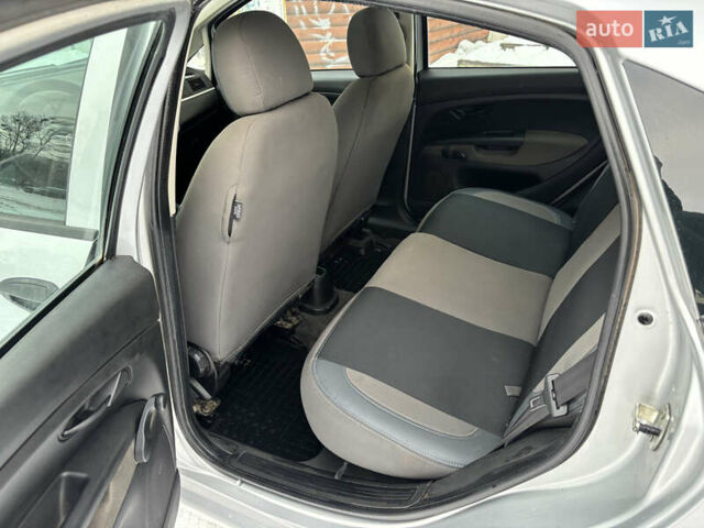 Серый Фиат Линеа, объемом двигателя 1.37 л и пробегом 235 тыс. км за 4500 $, фото 11 на Automoto.ua