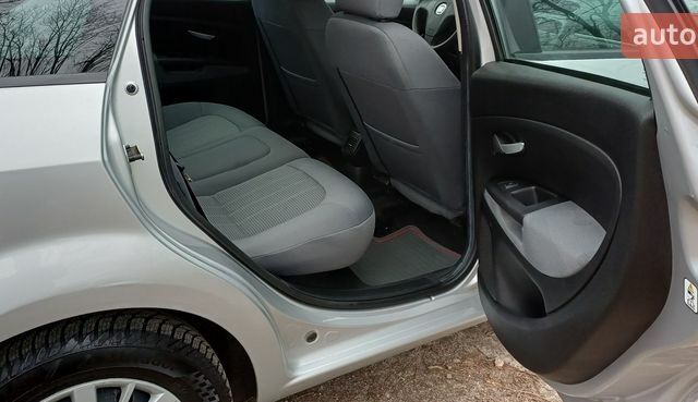 Серый Фиат Линеа, объемом двигателя 1.37 л и пробегом 54 тыс. км за 7700 $, фото 9 на Automoto.ua