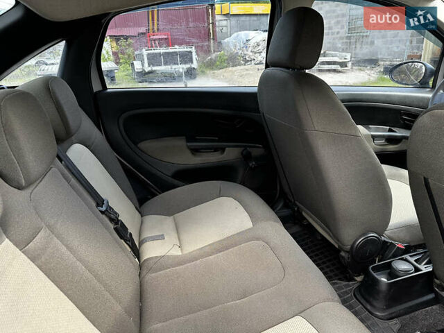 Серый Фиат Линеа, объемом двигателя 1.37 л и пробегом 262 тыс. км за 3600 $, фото 17 на Automoto.ua