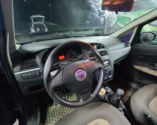 Синий Фиат Линеа, объемом двигателя 1.4 л и пробегом 310 тыс. км за 3900 $, фото 2 на Automoto.ua