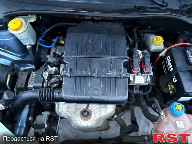 Синий Фиат Линеа, объемом двигателя 1.4 л и пробегом 1750 тыс. км за 4100 $, фото 10 на Automoto.ua