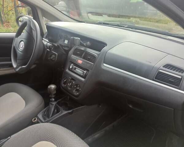 Синий Фиат Линеа, объемом двигателя 1.37 л и пробегом 205 тыс. км за 3200 $, фото 12 на Automoto.ua